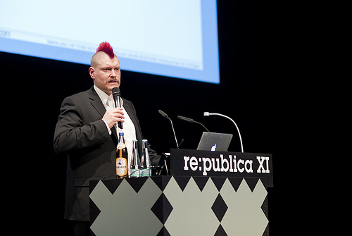 Sascha Lobo klärt auf über jüngste Erkenntnisse aus der Trollforschung. re:publica 2011 (cc) Jonas Fischer/re:publica