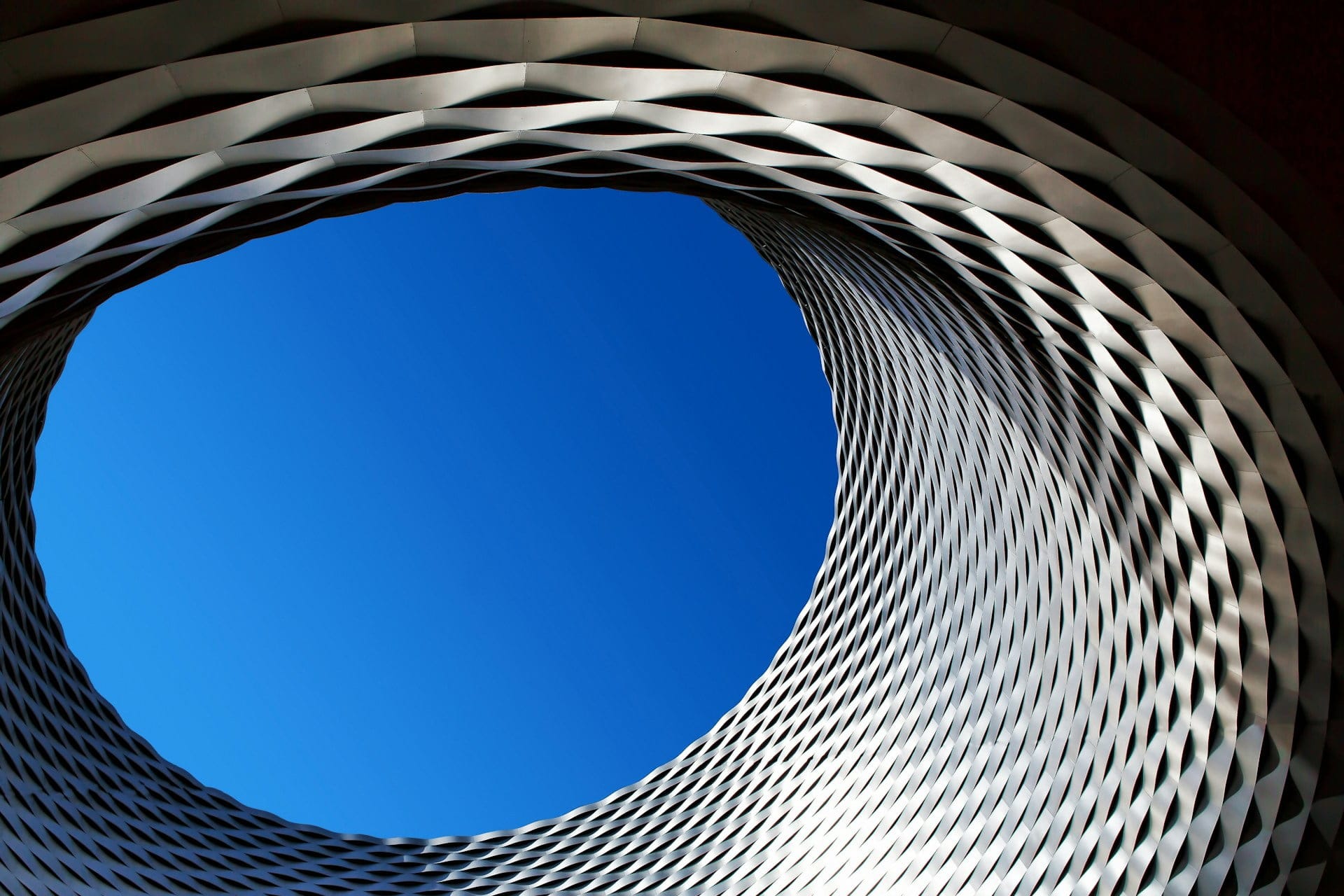 Dachkonstruktion der Messe Basel am Messeplatz Basel vor blauem Himmel